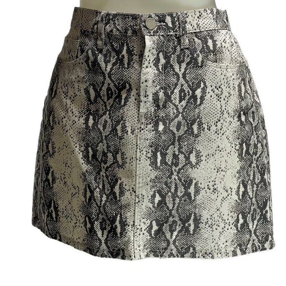 BLANK NYC Skirt B&W Reptile Print Denim Mini 5 pocket Styling Women's Size 29 - Picture 1 of 12